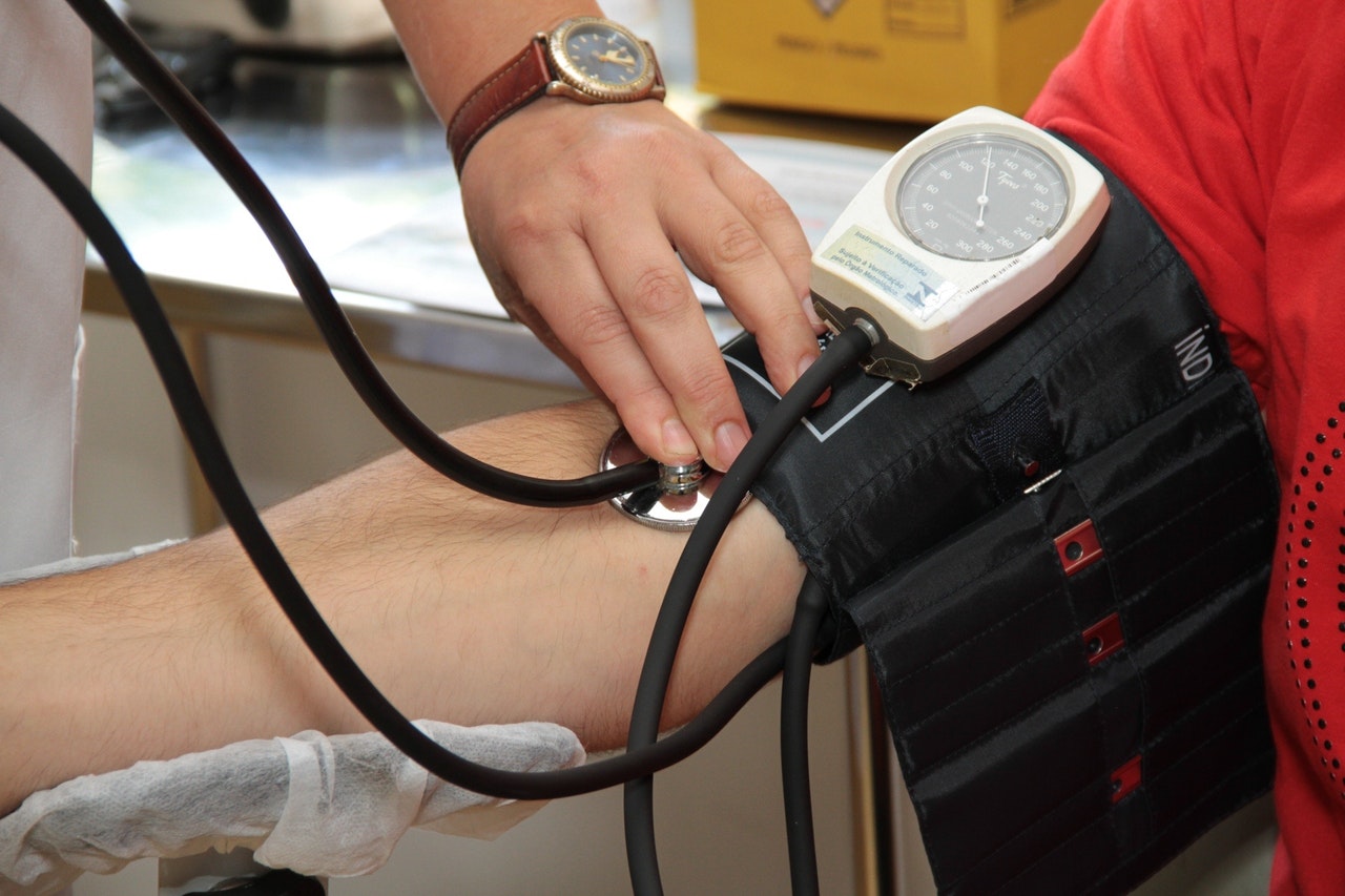 a successful intern getting blood pressure from patient after heeding nursing resume writing tips