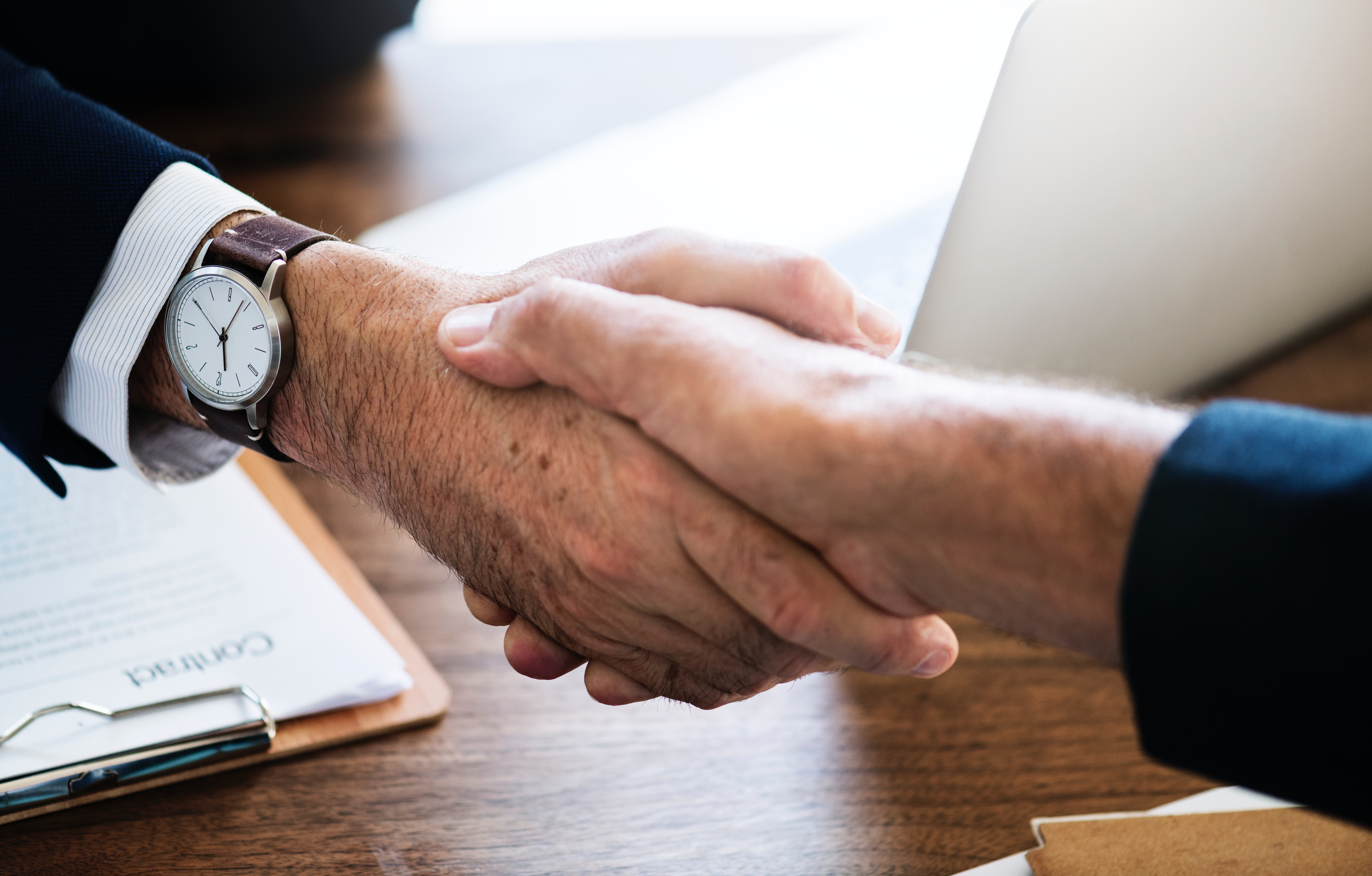 handshake for a job offer agreement