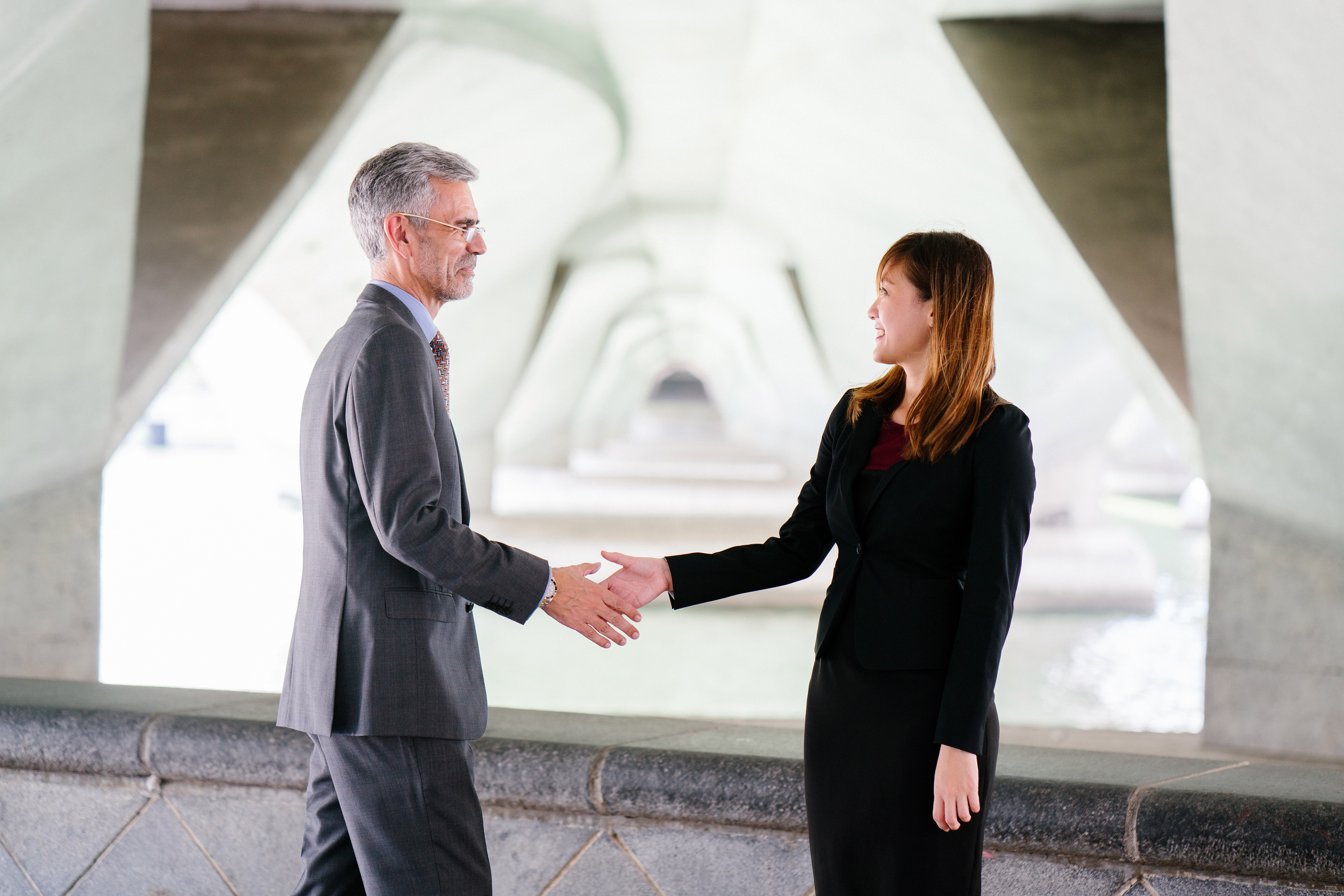 prospective employer shakes the hand of an employee after an interview