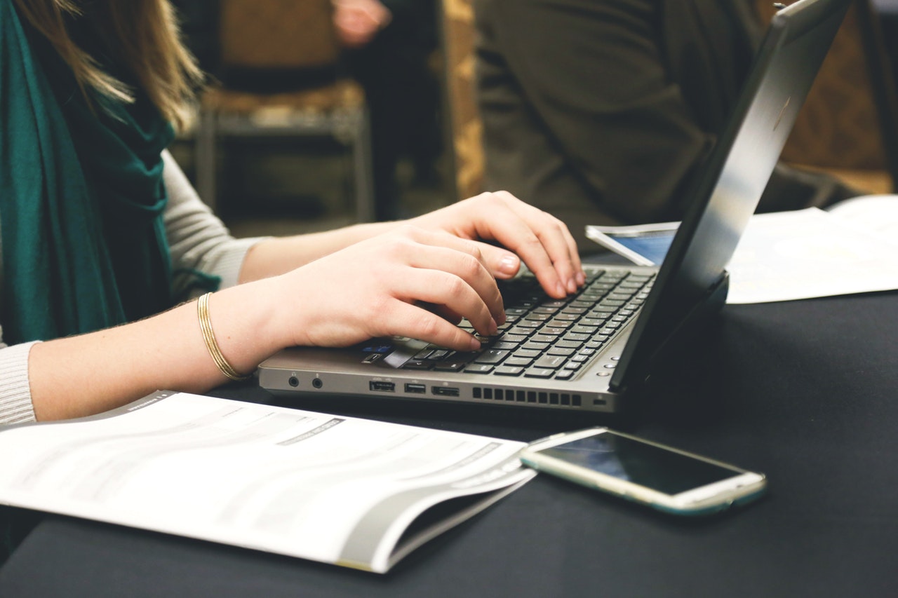 woman trying to create entry-level resumes in a laptop