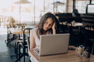 Woman choosing among the resume types to use in front of a laptop